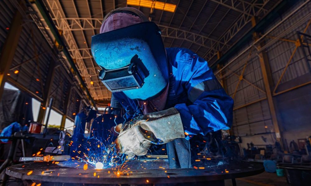 basics-of-welding-man-welding-in-dark-room-main